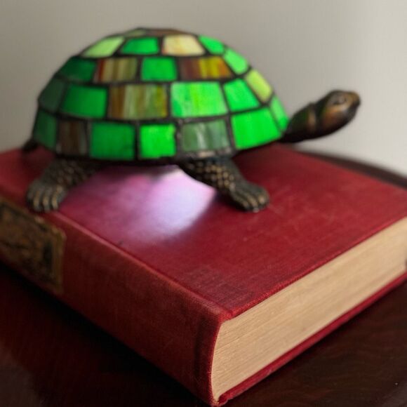 Vintage “Tiffany Style” Green Stained Glass And Bronze Turtle Table Lamp - Picture 4 of 15